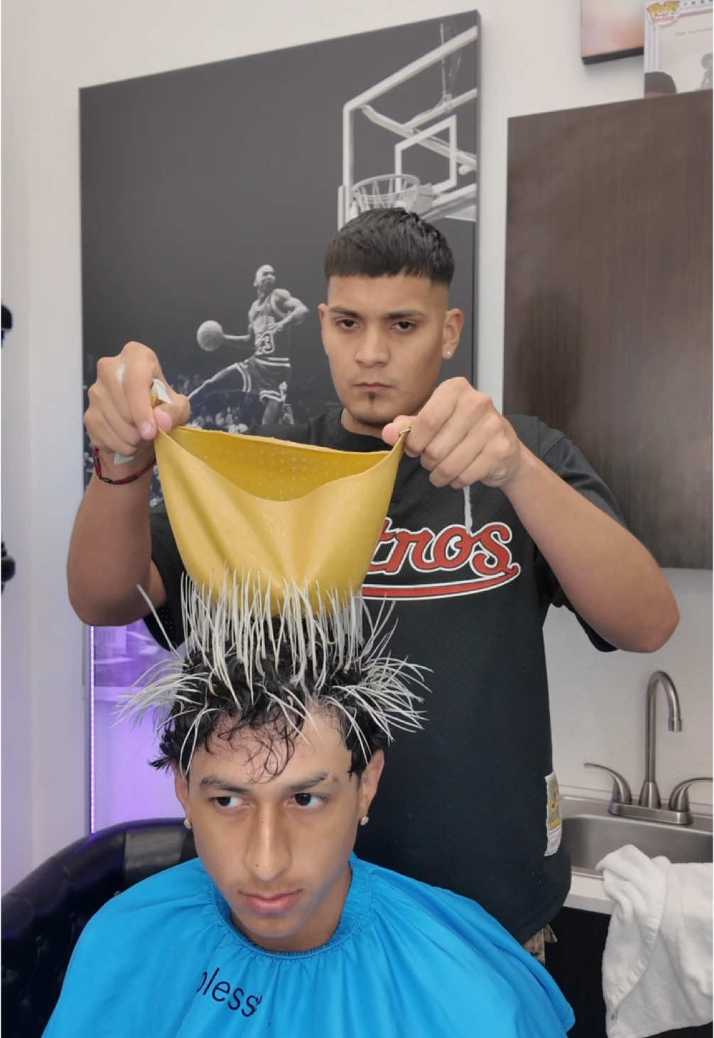 Bro wants to get the huzzz #houstonbarber #labarber #dallasbarber #haircolor #haircolorhouston #houstonbarbershop #viral #menshaircolor #barberhouston 