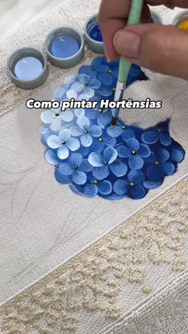 Aprenda como pintar uma Hortênsia básica  Salva e compartilhe com alguém que ama pintura 💙 . . . #pintura #pinturaemtecido #comopintar #hortensia #pinturaemtecido