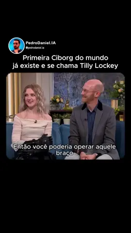 Primeira Ciborgue do mundo 🤯 Tilly é a primeira pessoa no mundo a usar mãos biônicas sem fio controladas pela mente. Ela perdeu as mãos ainda bebê, mas hoje vive normalmente com a ajuda da IA e da robótica. Um avanço que parece ficção científica mas é real e está acontecendo agora. Lembrando: se você gostou desse conteúdo, não esquece de me seguir para mais conteúdos sobre IA @pedrodaniel.ia #ia #ai #pedrodanielia #tecnologia #robótica #mãosbiônicas #bionic #neuralinterface #tillylockey #inovação