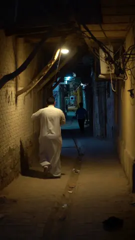 “في أزقّة النجف القديمة، تنبض الأرواح بخشوع، وتتنفّس الجدران عبق الولاية. هنا، تمضي الخطى على أرضٍ قدّستها الدعوات، وسكنتها أرواح العلماء والزائرين. الممرّات الضيّقة ليست مجرّد طرق، بل شرايينُ مدينةٍ حملت نور العلم، ووهج الإيمان. كل زاوية تحكي عن عابرٍ قصدَ القُرب من أمير المؤمنين، وكلّ جدارٍ شهد دموع مشتاق، أو دعاءَ زائرٍ في جوف الليل. النجف، ليست مدينةً تُزار، بل روضٌ للقلوب، وملاذٌ للباحثين عن السكينة.” By: @مصطفى محمد #النجف_الأشرف   #أزقة_النجف  #تراث_النجف  #مدينة_العلم 