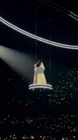 Dua Lipa presentando Anything For Love en el Radical Optimism Tour en Madrid. ✨️💖😍 Video vía alvarotte #DuaLipa #RadicalOptimismTour #RadicalOptimism #Tour