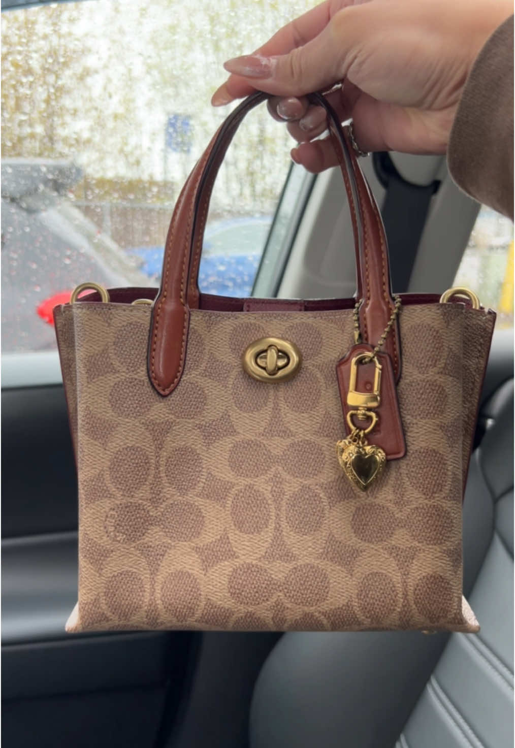 Coach Willow Tote 18 ❤️  I believe this is an overseas exclusive 🤔 she’s tiny but mighty.  Love her so much and I love her even more since my bebe got her for me from our Hawaii trip 🥰🌴🌺 #coach #coachbag #coachwillowtote 