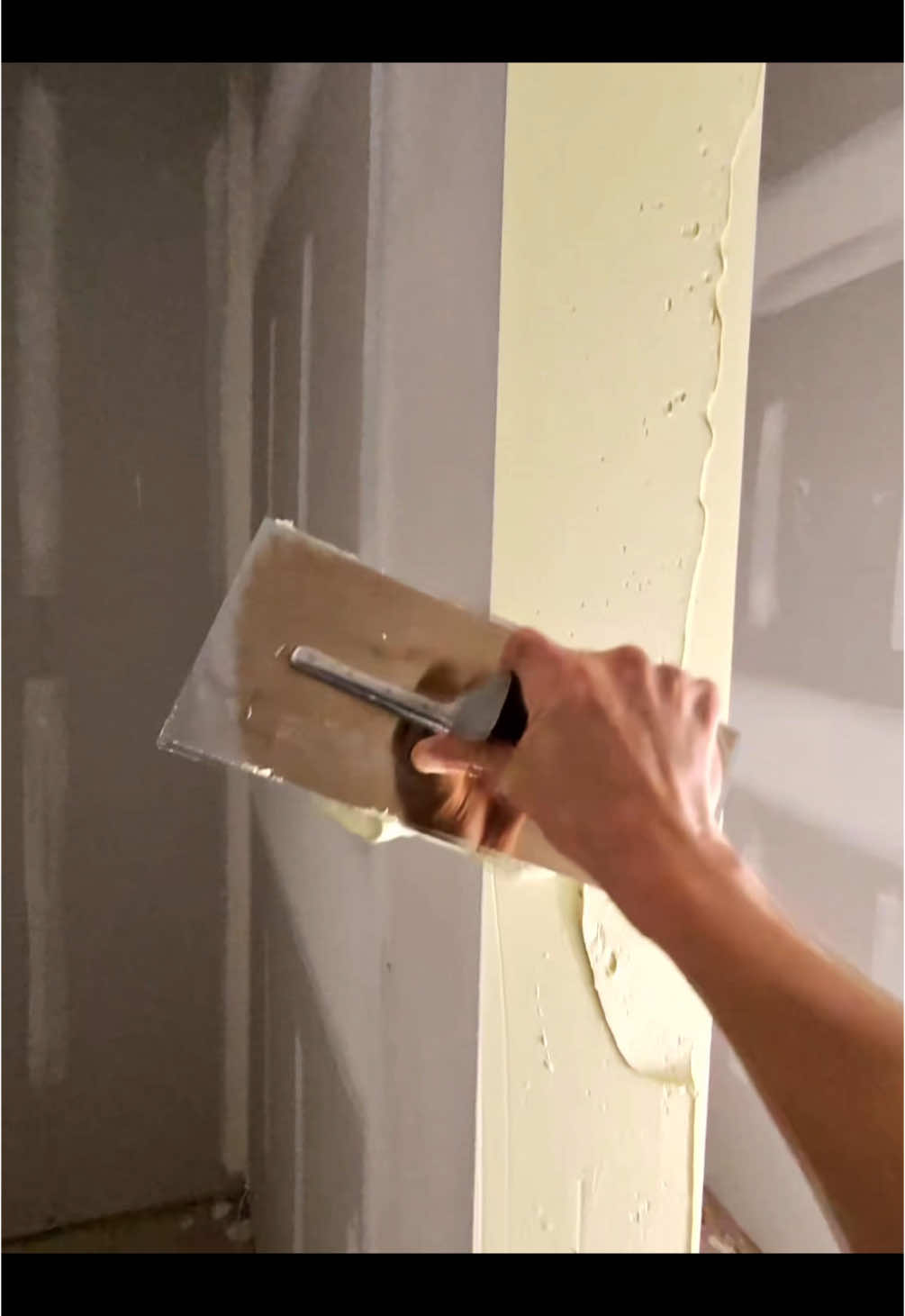 Swipe and wipe. . . #construction #drywallfinisher #skilledtrades #supportbluecollar 