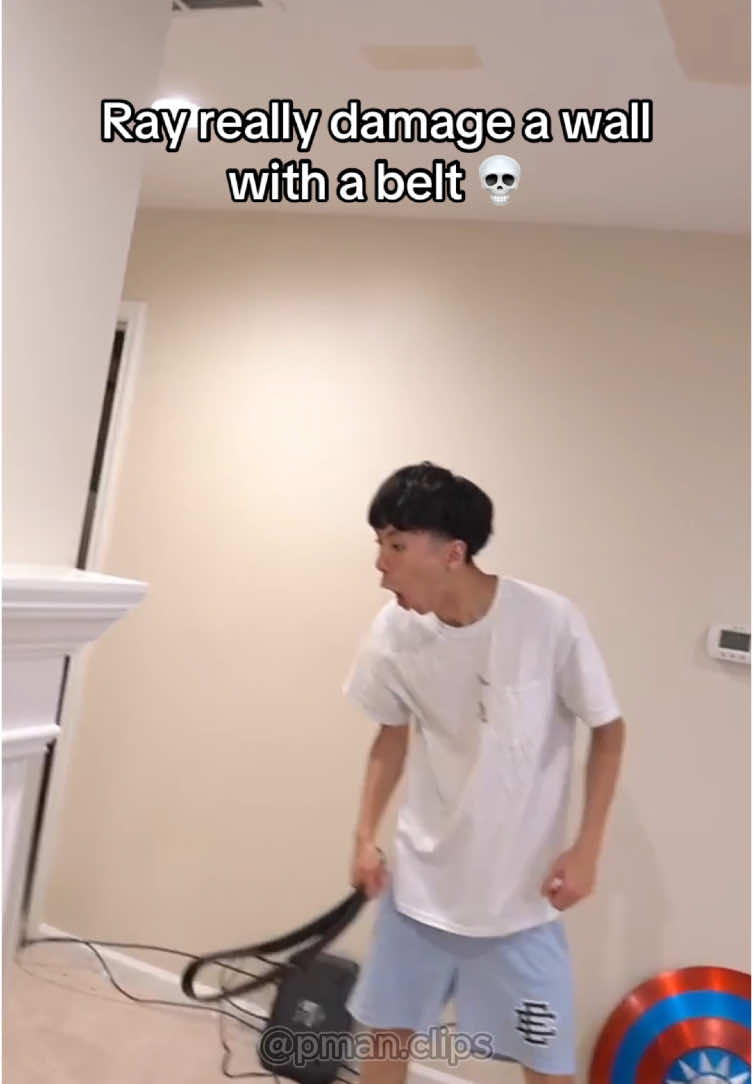 Ray hit the wall with a belt 😂 #clips #fyp #streaming #ray #rayasianboy 