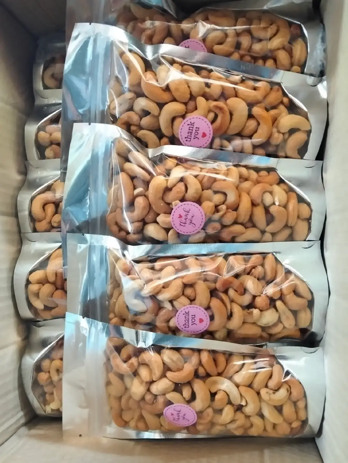 เม็ดมะม่วงหิมพานต์ แบบแกะถุงรับประทานได้เลย สะดวก สบาย อร่อย มันทุกเม็ด ไม่เหม็นหืน ทำสดใหม่ทุกวัน ตามออเดอร์ลูกค้าสั่งซื้อ  มี2 แบบ ทอดเกลือ&อบเกลือ 200 กรัม = 100บาท 250 กรัม = 120บาท 500 กรัม = 230บาท สนใจสอบถามทาง inbox ได้จ้า  ส่งทั่วประเทศ#ทุกคน #เม็ดมะม่วง #จัดส่งทั่วประเทศ #เม็ดมะม่วงหิมพานต์อบ #เม็ดมะม่วงหิมพานต์อบ #สนใจสอบถามก่อนได้นะค่ะ #ทักแชท 