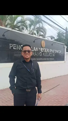 Keadilan restoratif (restorative justice) adalah pendekatan dalam penanganan perkara pidana yang menekankan pemulihan dan rekonsiliasi antara korban, pelaku, dan masyarakat, bukan hanya pada hukuman. Pendekatan ini berfokus pada pemulihan kerugian yang ditimbulkan oleh kejahatan dan menciptakan penyelesaian yang adil bagi semua pihak yang terlibat.  Pendekatan ini mendorong proses rekonsiliasi antara korban dan pelaku, sehingga mereka dapat menemukan jalan keluar bersama dan membangun kembali hubungan yang rusak. Restorative justice bertujuan menciptakan penyelesaian yang adil bagi semua pihak, bukan hanya fokus pada pembalasan atau hukuman. Ini dapat melibatkan kesepakatan tentang pemulihan, pertanggungjawaban pelaku, dan langkah-langkah untuk mencegah kejahatan serupa di masa depan.  #therdepanlawfirm #magisterhukumunpam #pengacaracantik #pengacarapamulang #lawyer #pengacarabanten #pengacarajakarta #pengacaramuda 