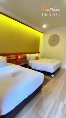 Kali ini kami ajak room tour ke kamar suite 3 in 1, tipe premium nya kamar family, 1 Double Bed dan 1 Single Bed Untuk Reservasi dan cek tipe kamar yang lain hubungi: PATRIA FAMILY HOTEL Jl. Ir. Soekarno 50-52 Blitar (Depan Lap Tennis Agung Blitar) WA. 0815 5551 552 #patriafamilyhotel #patriafamilyhotelblitar #hotelpatriablitar #patriahotelblitar #hotelblitar #blitarhotel #hotelkeluarga #hotelpromo #blitar #kotablitar