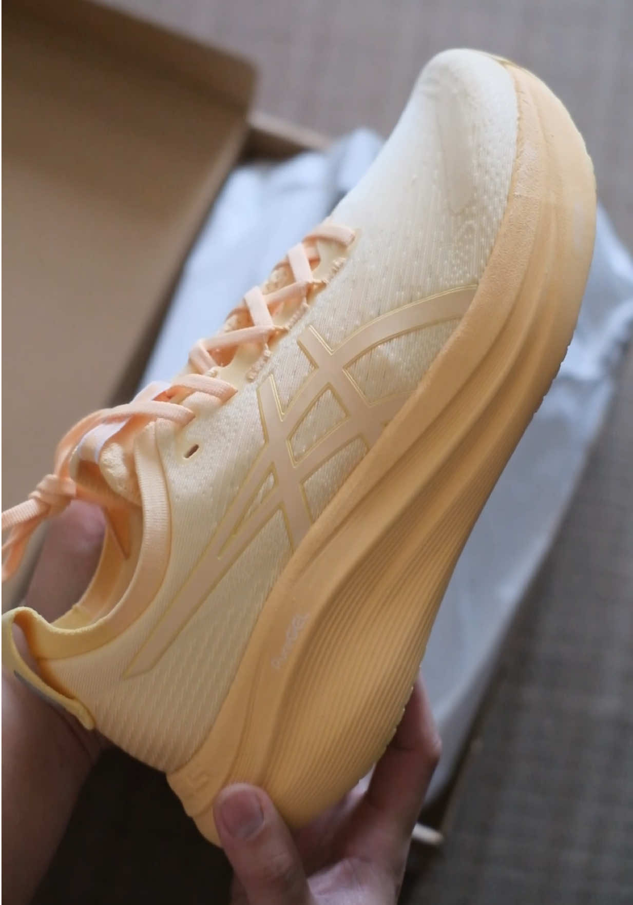 ASICS GEL-NIMBUS 27 รองเท้าวิ่งสายซัพพอร์ตมาในสีใหม่ คอลเลกชั่น Lite-Show ที่เน้นเรื่องแถบสะท้อนแสงสำหรับในที่แสงน้อยหรือตอนกลางคืน สีสวยไม่เบาเลย ของผู้หญิงสีส้มเข้มกว่านี้อีกหน่อย #asics #asicsrunning #asicsgelnimbus27 #asicsliteshow #Running #runningshoes #asicsth #รองเท้า #รองเท้าวิ่ง #รีวิวรองเท้าวิ่ง #snkrtoday #รองเท้าวันนี้ #ติดเทรนด์วันนี้ 