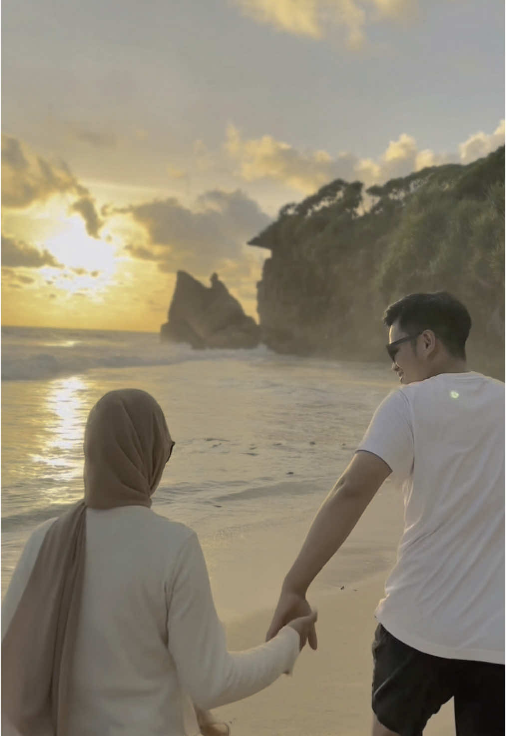 berada ditempat favorit bersama orang favorit🫶🏻  #senja #pantai 