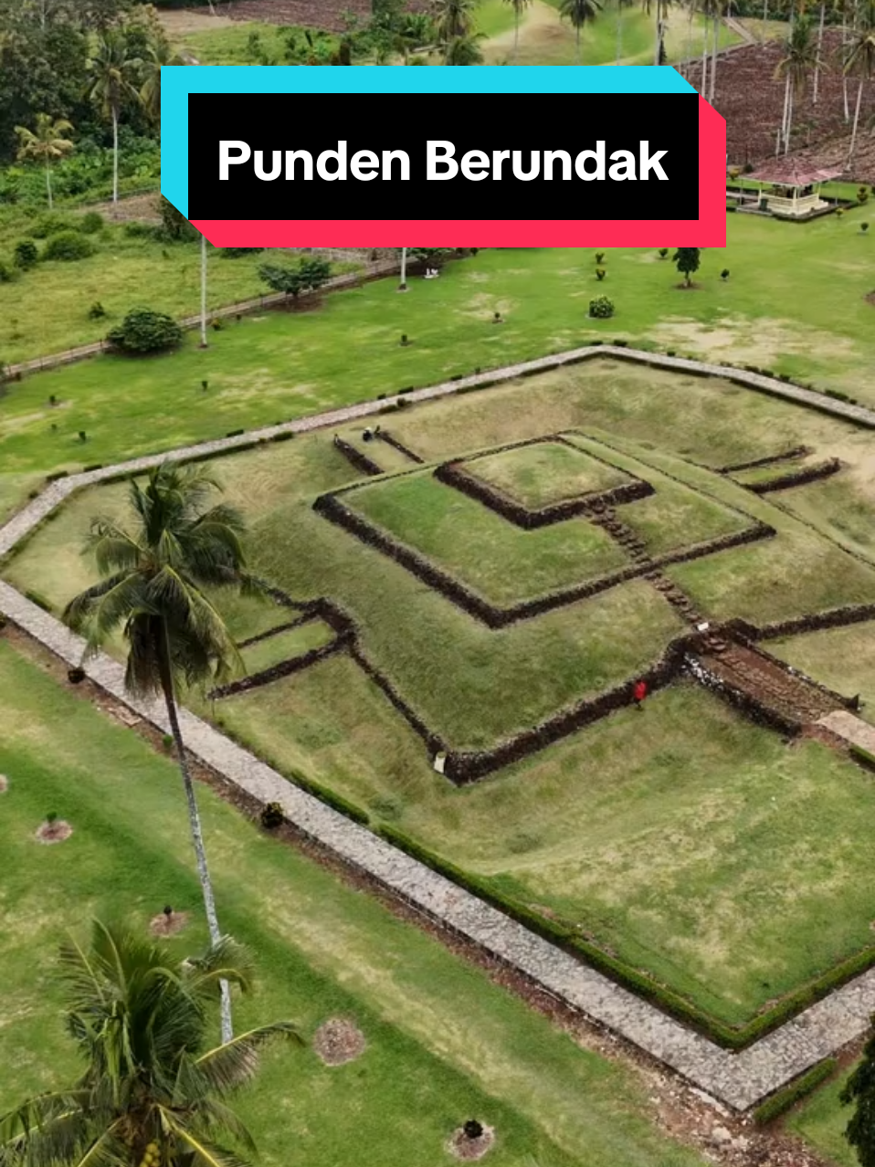 Punden berundak  Terdapat dua kompleks punden berundak di Situs Purbakala Pugung Raharjo Lampung. Punden di sebelah barat meliputi Punden I, yang memiliki dua undakan, Punden II dengan tiga undakan, Punden III dengan dua undakan, dan Punden IV yang berpa gundukan tanah setinggi 1 meter. Di sebelah timur, terdapat Punden VI yang diketahui sebagai punden terbesar dengan tiga undakan, yang dikelilingi parit kecil. Punden VI berdenah bujur sangkar berukuran 12 x 12 meter, dengan tinggi sekitar 7 meter. Punden ini terdiri dari tiiga teras yang semakin ke atas ukurannya semakin kecil. Batas antara masing-masing teras diperkuat dengan batu-batu kali. Artikel : Kompas.com #tamanpurbakala #lampungtimur #pugungraharjo_lampungtimur #dronevideo #dronelampung #langitlampungdv #belajarsejarah 