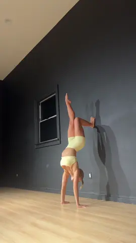 trying to keep up w/ @dannydlawn24  #handstand #challenge #tend #gym 