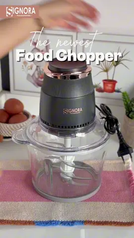 Yang masih penasaran sama Food Chopper terbaru Signora yuk sini merapat! 🥰 Alat ini beneran wajib banget ada di dapur kalian friendS. Mau cincang bawang, bikin bumbu, bikin bakso, selai kacang dll. Semuanya bisa pake Food Chopper ini 😍 buat bikin bakso bisa maksimal di kapasitas 400 gr daging lho 🤩 keren banget kan. Tunggu apalagi buat kalian yg mau punya chopper sekaligus food processor ini pilihan yang tepat. Yuk buruan check out sekarang! ✨ #signoraid #signoraproduk #foodchopper #chopper #alatdapur #peralatandapur #hobimasak #doyanmasak #perlatanmasak #alatmasak #fyp #fypage 