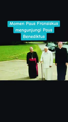 Momen Paus Fransiskus mengunjungi Paus Benediktus #pausfransiskus  #pausbenediktusxvi  #katolik 