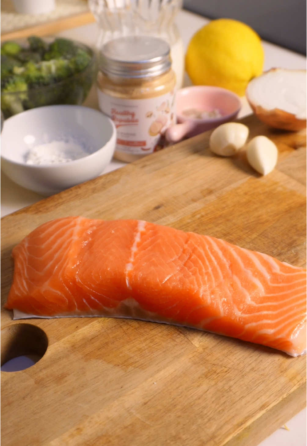 Bumbuin salmon pakai @healthyrepublic yang La Marine yum enak banget cocok buat sea food, bisa baut daging ayam juga, terus buat sausnya juga aku tambahin bumbu dry rubnya juga Healty Republic Dry Rub ⭐️ Tanpa pengawet dan MSG ⭐️ Halal ⭐️ Rendah kalori ⭐️ Butirannya halus jadi mudah meresap ⭐️ Dari rempah-rempah pilihanResep creamy salmon Broccoli: Salmon 200gr Brokoli 100gr Healthy republic la marine 2 sdm Lemon 1 slice Saus creamy: Bawang putih 2 Bawang bombay 1/2 Susu full cream 250ml/cooking cream 100ml + susu full cream 150ml Healthy republic la marine 2 sdm Garam 1 sdt Gula 1/2 sdt