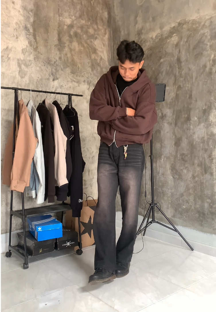 @JINISO JEANS 🖤 #jiniso #jinisoemangkeren #highwaistjeans #baggyjeans #outfitoftheday #fyp 