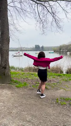 Une étoile, un potager, une fratrie. Le chef Mathieu Pérou bouscule les codes depuis son manoir nantais. Dans ce nouveau reportage signé M&Vous, le mag, direction le Manoir de la Régate, restaurant étoilé niché sur les bords de l’Erdre, à Nantes. Un lieu où la cuisine rime avec nature, transmission… et convictions. Le chef nous a ouvert ses cuisines, son potager, et même ses souvenirs : → Son enfance à l’étage du restaurant, → Son amour pour les quiches faites par sa femme (véridique), → Et une anecdote explosive avec un spray de beurre de cacao qui a fini… dans le plafond ! Un moment rare, sincère et inspirant à découvrir dans le nouveau numéro de M&Vous, le mag, dans la rubrique voyage & Portrait de Chef. Disponible maintenant, lien en bio. #nantes #etoilemichelin #chefetoilé #emagazine  #mangersain #locavore #restaurant #reportage 