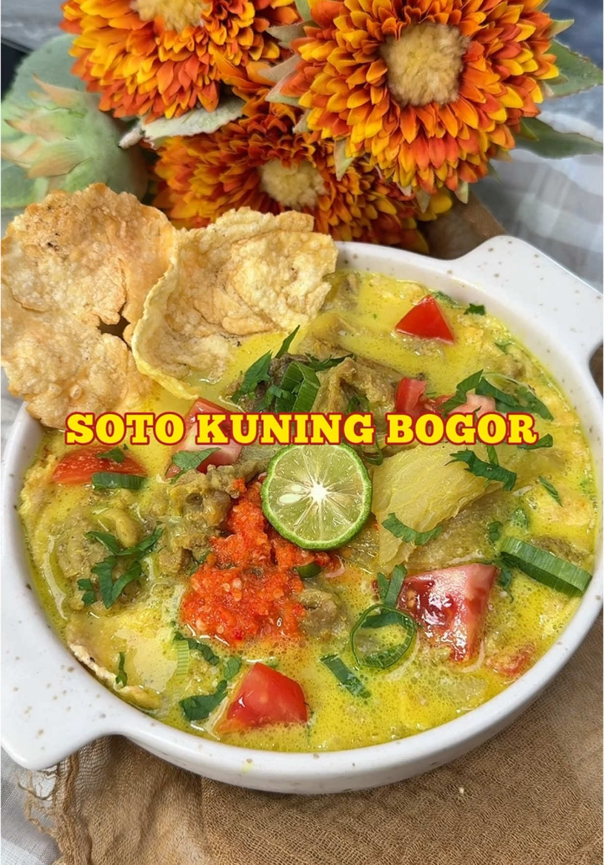 SOTO KUNING BOGOR🫕 duhh seger gurih medok😍 kalian kalo makan soto kuning bogor dimana? 🔽RESEP🔽 SOTO KUNING BOGOR Bahan presto :  1/2 kg sandung lamur  1/2 kg tulang muda (presto pertama) 2 btg serei  4 cm jahe  1 sdt garam  1 sdt kaldu bubuk 1/2 sdt lada  1,2 liter air Bahan : 5 lbr daun salam 10 lbr daun jeruk 2 btg daun bawang 2 btg serei 3 cm lengkuas 2 cm jahe  1 sdt garam  1 sdt penyedap  1 sdt kaldu  1/2 lada  200 ml santan instan  1,5 l air  Bumbu halus :  15 siung bawang merah  12 siung b. putih  6 btr kemiri  1 1/2 telunjuk kunyit  2 sdt ketumbar sangrai 1 sdt jinten sangrai 1/2 buah biji pala sangrai Bahan pelengkap :  emping  daun bawang  seledri  tomat  bawang goreng  Sambel rawit rebus Tips presto daging :  - presto tulang muda 25 menit - ⁠hilangkan uap  - ⁠lalu masukan sandung lamur, presto kembali selama 20 menit (semua daging di campur) #sotokuningbogorfirhan