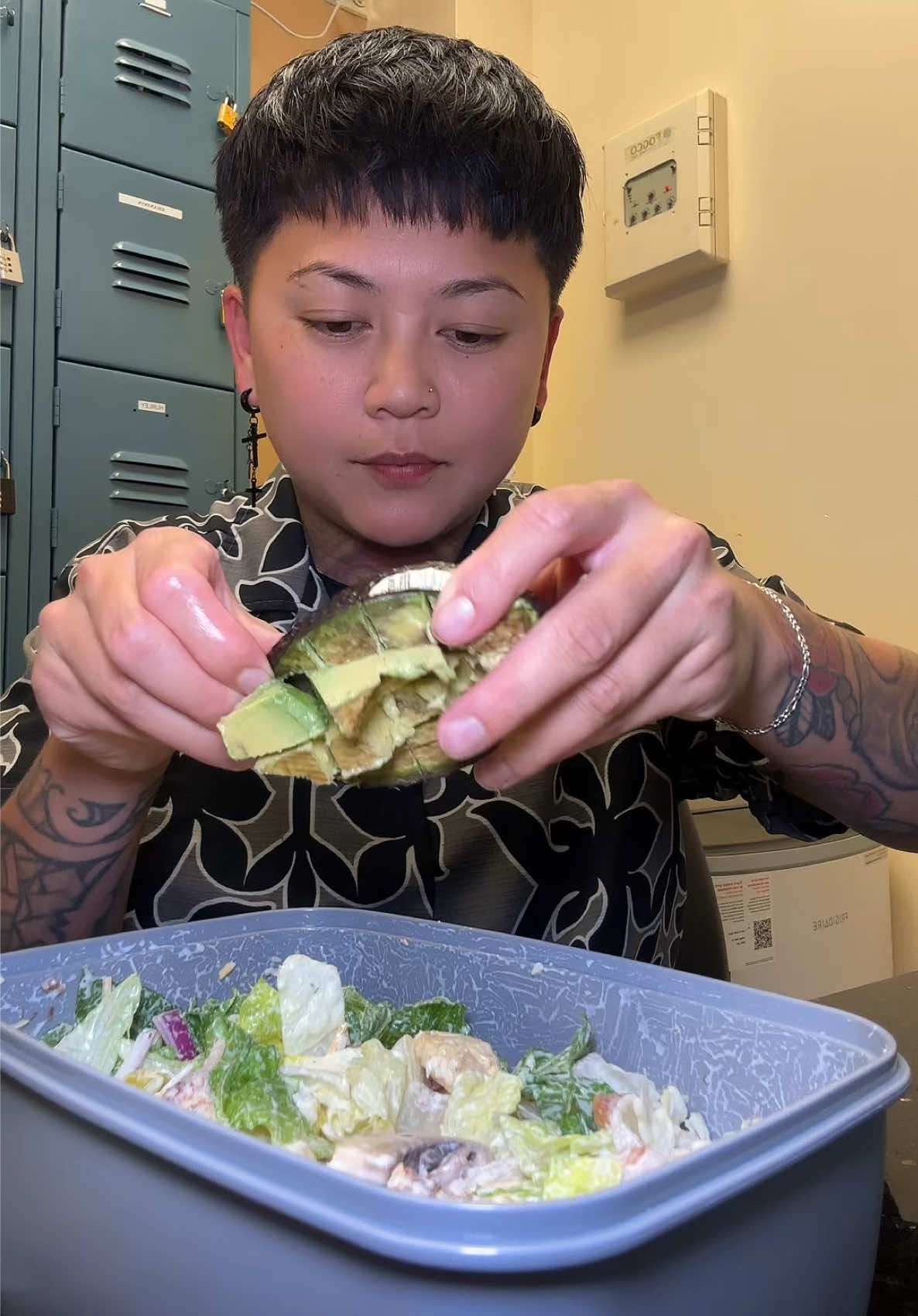 2x speed cracks me up😂 #dinnertime #worklife #breaktime #salad #asmr #mukbang #healthy #foodidea #contentcreator #Foodie #foodlovers #foodietiktok #fyp #foryoupage #hawaii #saladideas #viral 