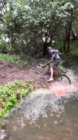 Haven’t posted in a day @moz_easterbrook #mountainbike #mounatinbikejumps #bikejumps #creekgap #fail 