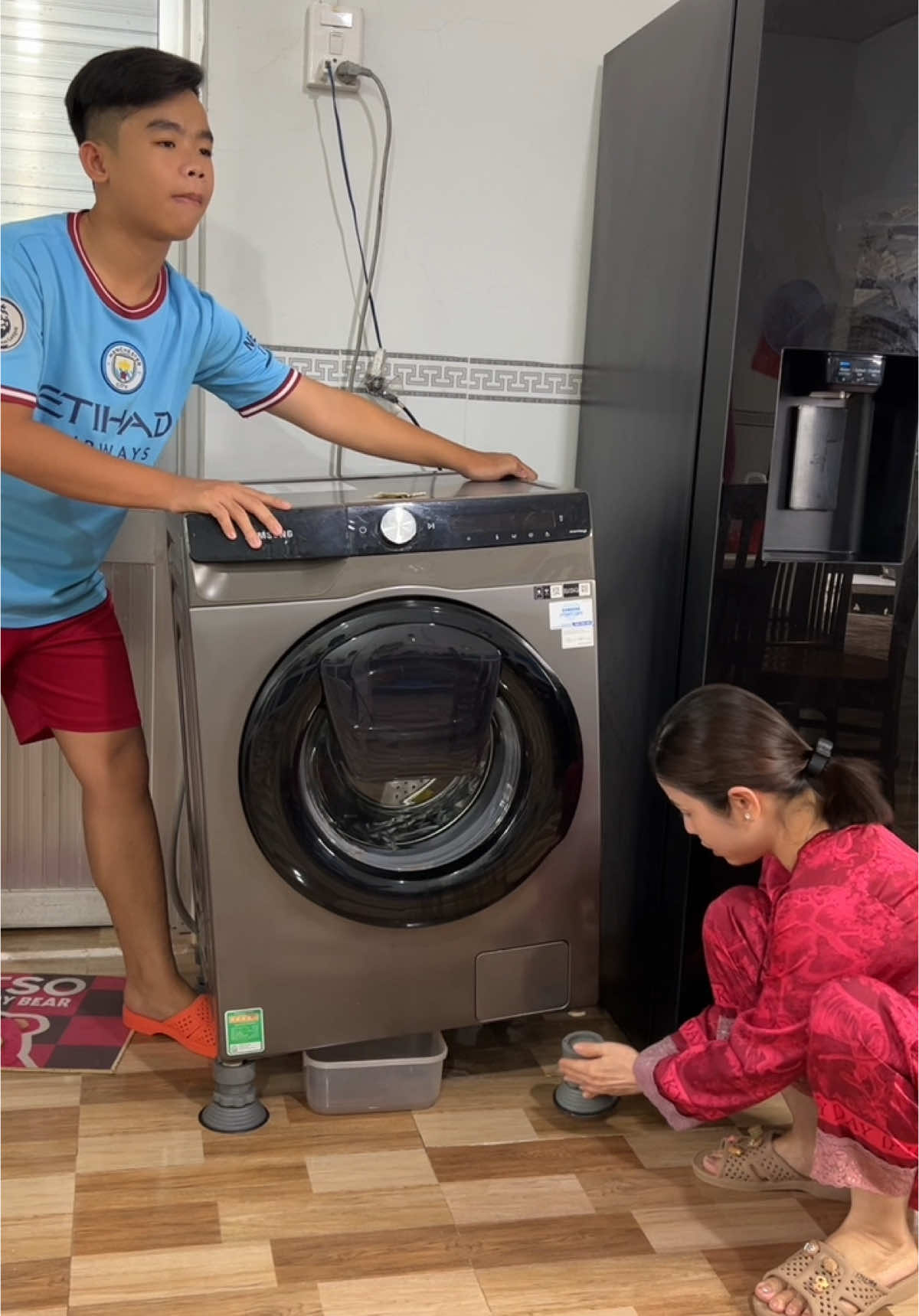 Đừng để máy giặt tủ lạnh chèm bẹp ở dưới khó quét dọn nha mấy bà 