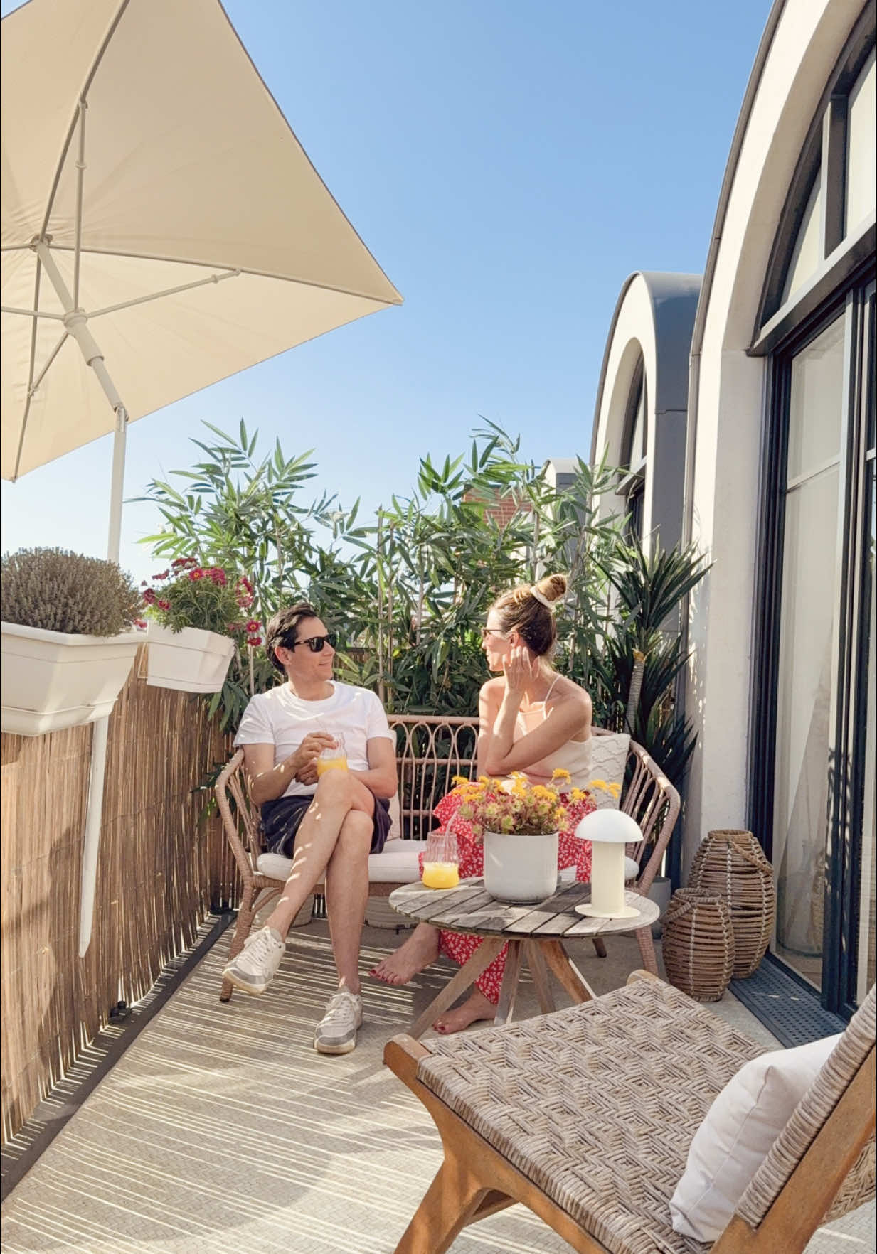 Ça y est, le balcon est tout prêt, tout beau, tout propre ! 🧼🌸 Il se salit bien l’hiver car il n’est pas du tout protégé!  Et vous, vous avez déjà commencé à vous occuper de vos extérieurs ? #decobalcon #printemps2025 #jardinurbain #amenagementextérieur #terrasseparis 