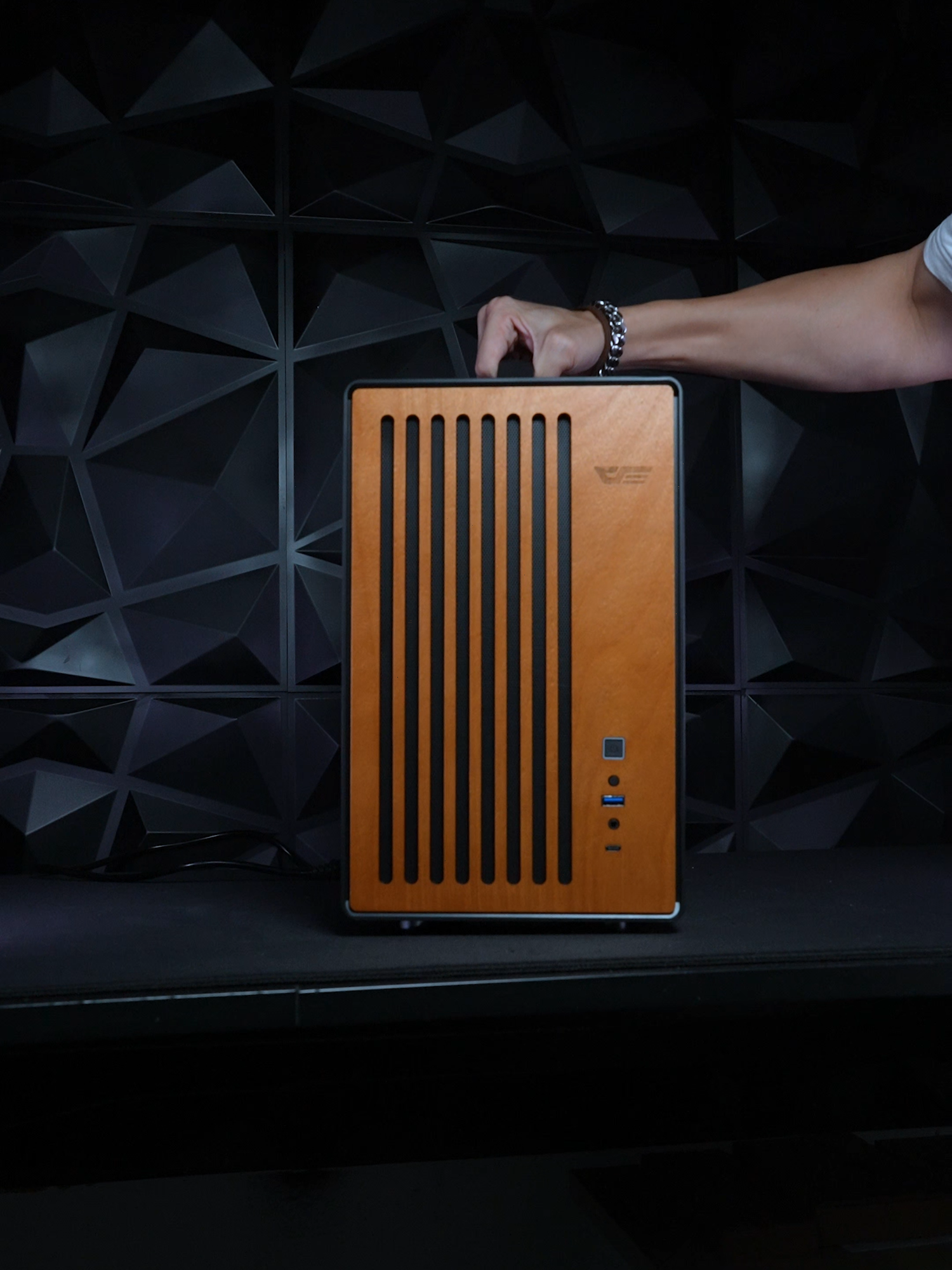 DARKFLASH WD200 BLACK – Travel-Ready Power Part of our Genius Series (ITX), the WD200 Black is a compact chassis with a built-in handle for easy travel. Don’t be fooled by the size — it fits a beast like the RTX 5090 and supports AIO cooling, making it perfect even for the Ryzen 9 9950X3D. Build your dream high-end PC and take it anywhere — only at InvaderPC. #fyp #foryou #invaderpc #dynacore #rtx #nvidia #geforce #pcmr #pcsetup #pcgamer #pcmasterrace #pcgaming #gamingpc #pcgamingsetup #pcgaming101 #pcbuild #pcbuilding #sgpc #gamingpcbuild #pcbuilder #custompc #custompcbuild #darkflashwd200 #woodcase #rtx5060ti #msi