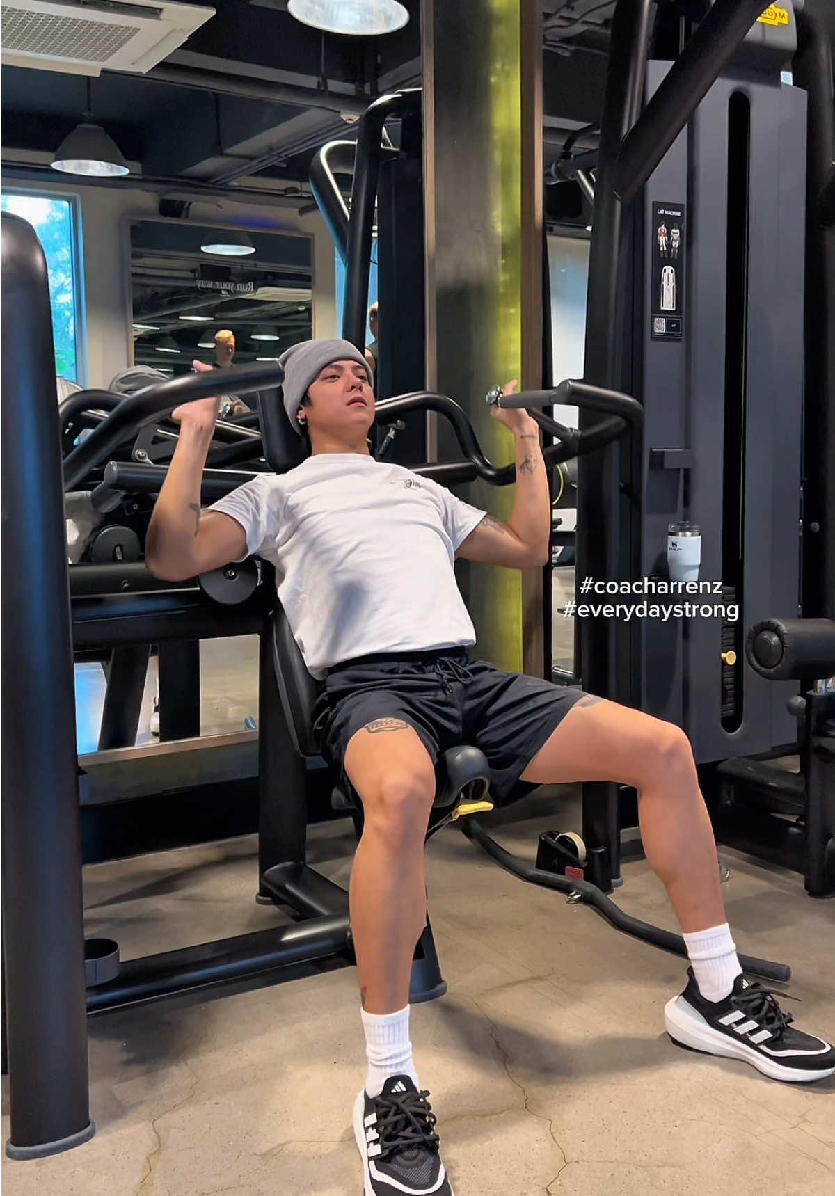 Flex up, Daniel Padilla 💪🏻 #coacharrenz #everydaystrong #danielpadilla #GymTok #fyp #foryou #foryoupage #strengthtraining 