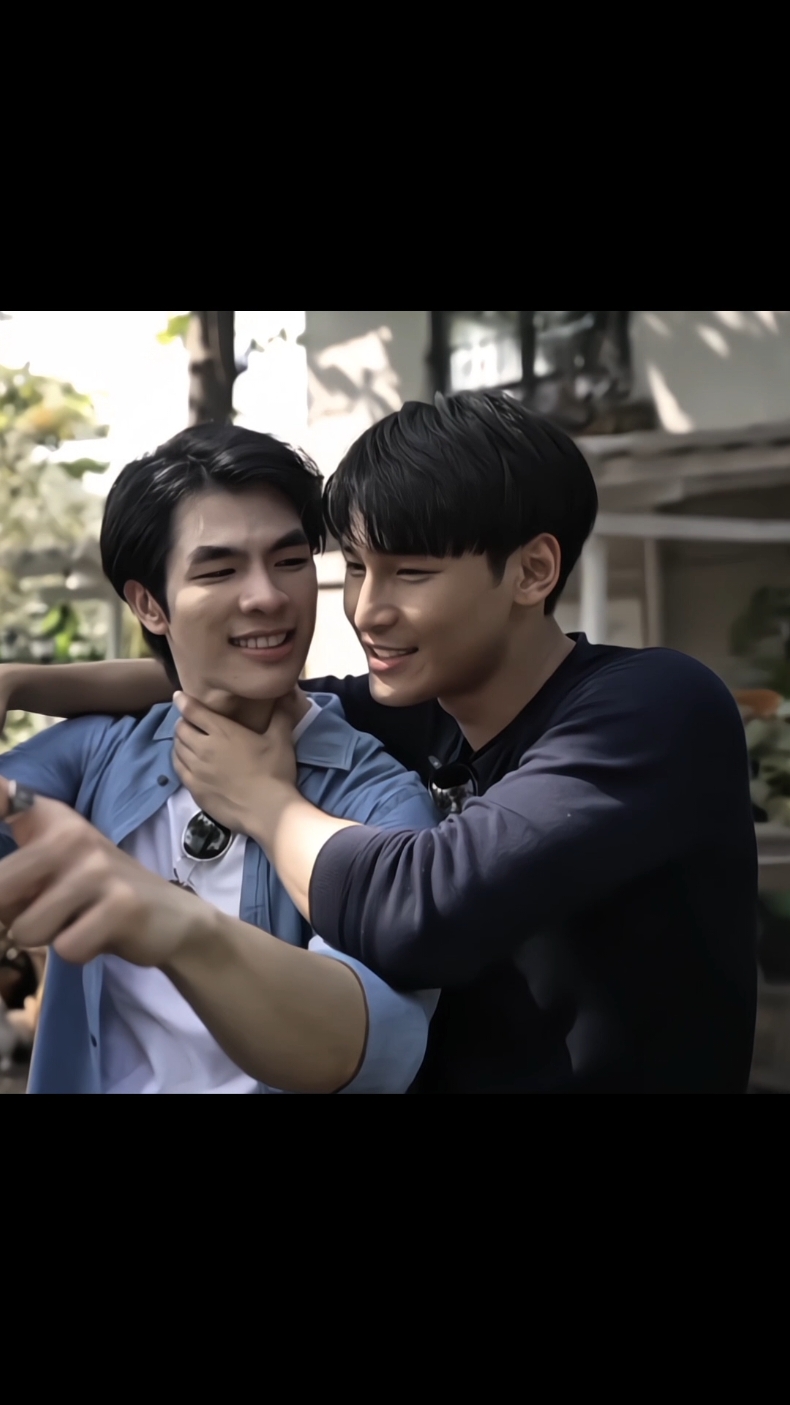 I like it when they kiss without a script #kinnporschetheseries #kinnporsche #mileapo #milephakphum #aponattawin #ship_ship_bl #киннпорш 