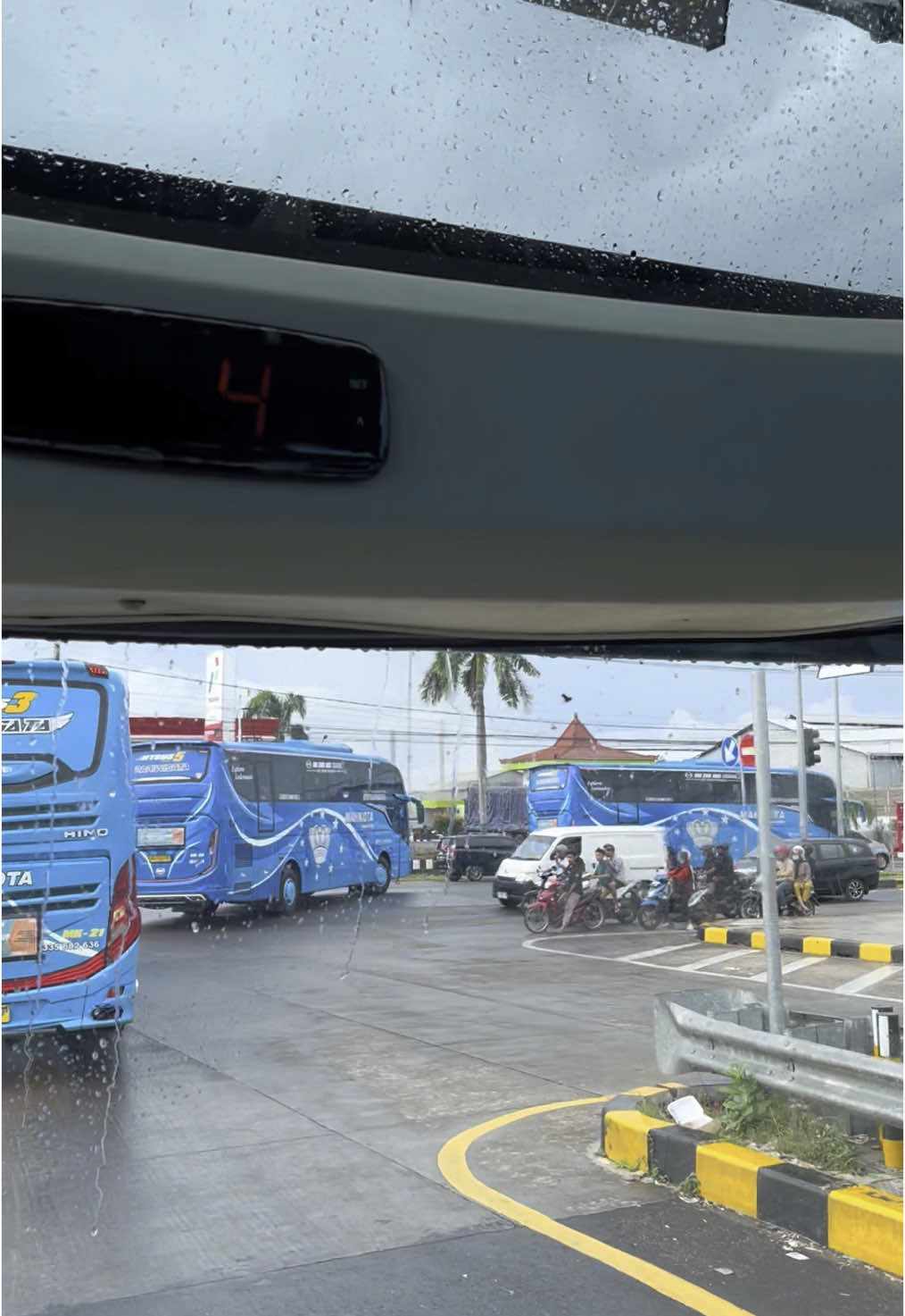 Bersama birunya cinta anjaayyyzzz 🦦 #fyp #mahkota #pariwisata #bali #katakatabus #busmania 