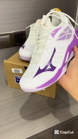 Mizuno Wave Dimension 💜យកទុកលេងកីឡាបានគ្រនប់សប់ មិនថាបាល់ទះ បាល់បោះ វ៉ៃសី បានទាំងអស់😤 អាចធ្វេីការកម្មង់តាមរយៈ Vkicks បាន🫶🏻🇰🇭តម្លៃសមរម្យ  100% original 💯#vkicks #cambodia #fyp #foryou #2025 #viral #daily #mizuno #volleyball #basketball #batminton 