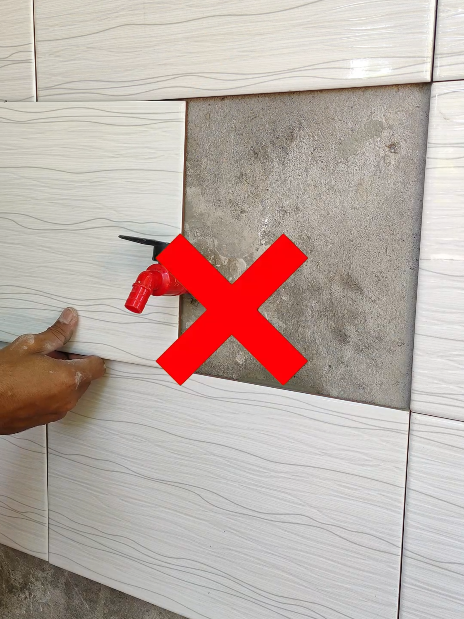 tukang senior membuat lubang tepat di keramik dengan perasaan.