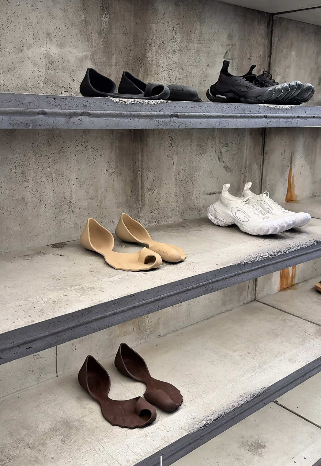 Take a closer look at Balenciaga latest sneaker, the Zero. Marking the next evolution in Demna’s “non-shoe” experiment, which began with his sock sneaker for the house a few years ago, the one-piece slip-on is designed to bring you as close to barefoot as possible. First previewed as part of the house’s Fall ‘25 collection, the Zero is set to release in stores and online soon. #balenciaga 