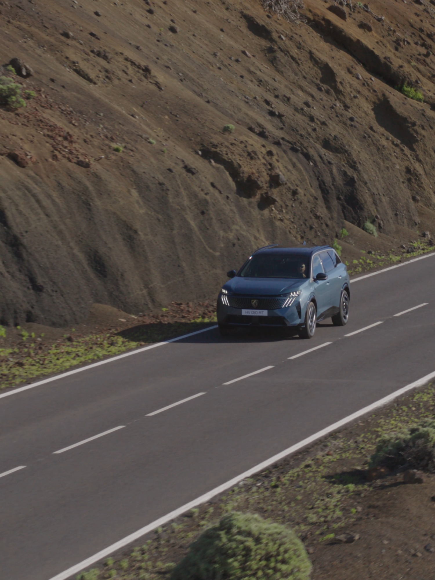 %100 Elektrikli %100 Göz Alıcı Yeni #PeugeotE5008 hem sizin hem de ailenizin maceracı yol arkadaşı.