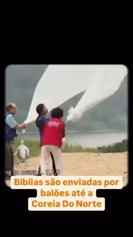 Balões com páginas da Bíblia são enviados a cristãos perseguidos da Coreia do Norte A Coreia do Norte é o país número um quando se fala em perseguição contra cristãos no mundo. Quem professa a fé em Jesus na nação enfrenta perseguições extremas e é proibido de praticar sua crença. Os cristãos da vizinha Coreia do Sul estão envolvidos em uma missão especial para levar as Escrituras aos protestantes norte-coreanos, e essa missão envolve balões especialmente projetados. Os balões estão repletos de páginas da Bíblia e podem caber todo o livro de Marcos. Os sul-coreanos seguem para a fronteira da Coreia do Norte e do Sul, uma zona desmilitarizada. A ação é simples, os balões são cheios com gás hélio e são lançados. Se o tempo estiver favorável, eles flutuam pelo território norte-coreano.