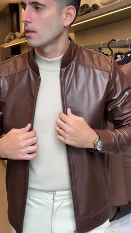 Jaqueta de couro premium, corte impecável e acabamento suave ao toque. Camiseta e calça em tons claros, com modelagem clean e conforto absoluto. Uma composição pensada para homens que escolhem o essencial com elegância e presença.  Disponível na loja e no site.  🌐 www.usejr.com.br  “Para homens que sabem da importância de se vestir bem.” #jaqueta #couro #modamasculina #look #estilo #estilomasculino
