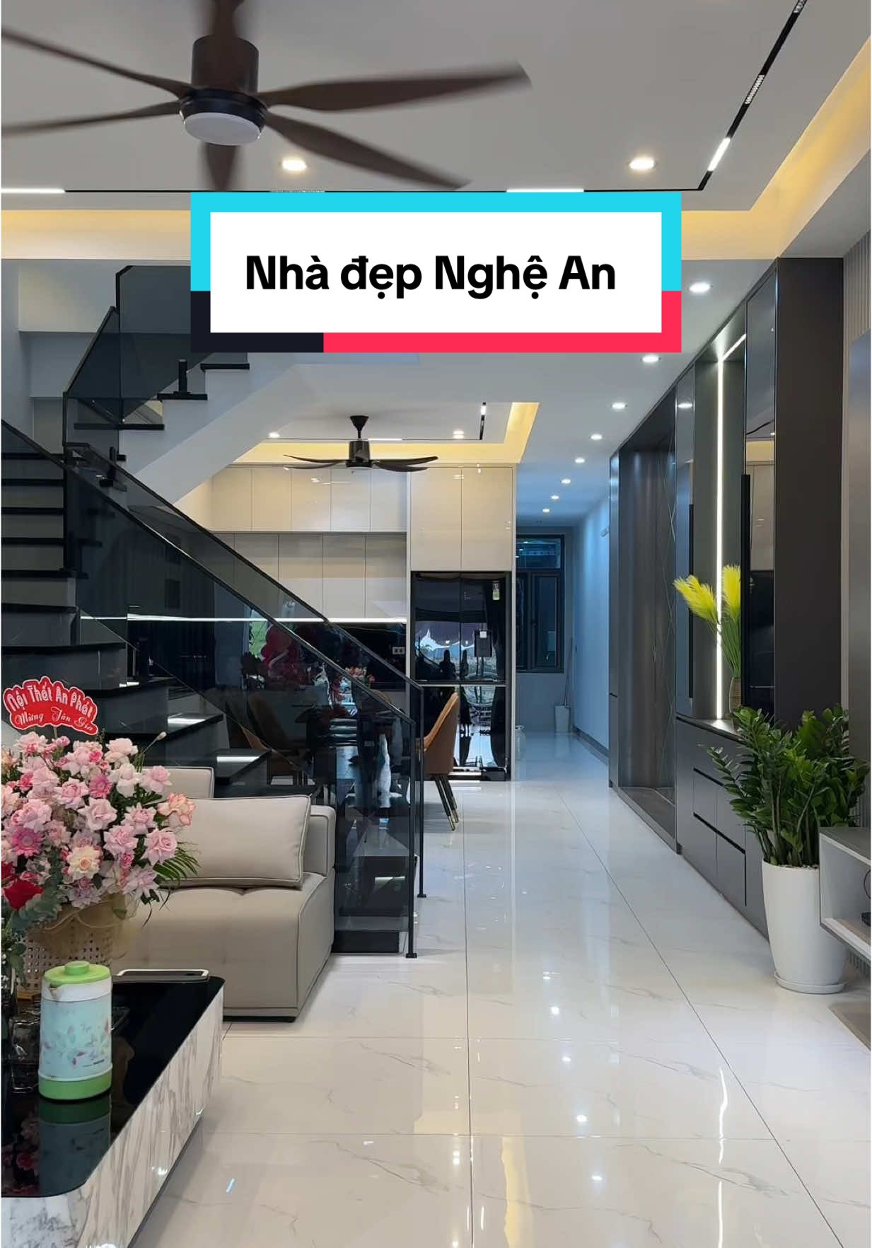 Mẫu nhà mà nhiều bạn trẻ hỏi nhất từ khi đăng bản thiết kế. Và đây là sản phẩm thực tế. Mời cả nhà cùng xem và cho ý kiến nhé #ANPHAT_ThietkeThicongtrongoi_TPVINH #xuongthiconggocongnghiepnghean #xuhuongtiktok2025 #phongkhachdep #phongngumaster #thietkenoithatvn #tucauthang #phongngubegai #vachlamphongkhach #phongngube #vachbantho 