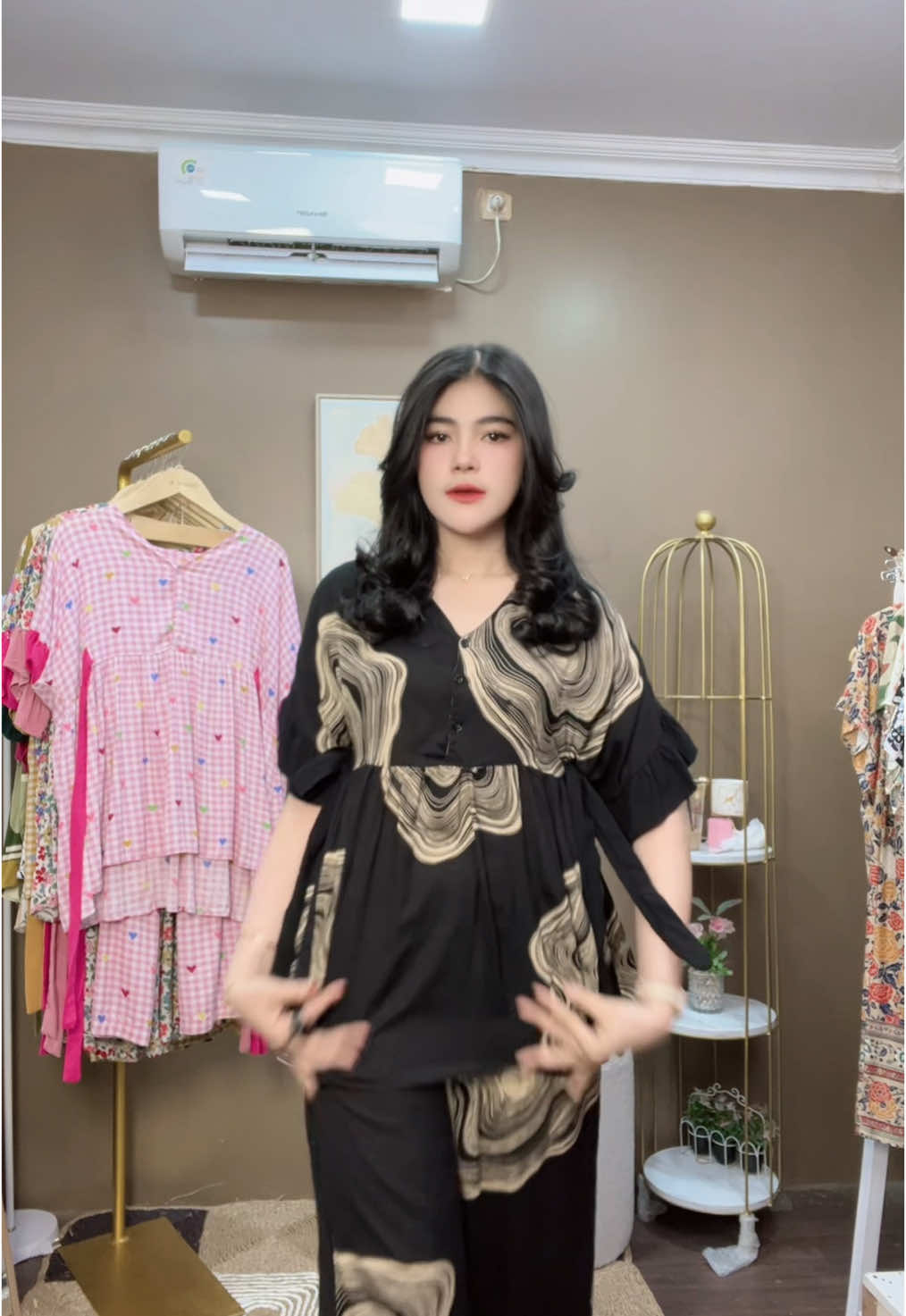 Tampil bold tapi masih tetep kece! zefana set E solusinya 🖤 Yuk join live lagi cantik 🔥 #KireiStyle #OnsetCantik #OnsetCasualStyle #OneSetWanitaKekinian #OneSetKekinianTerbaru2025 #OOTDFashion #OOTDTrendy #BajuViral #FashionInspo #RekomendasiFashion #OOTDHits #StyleCewek #StylishLook #OOTDIndonesia #OnsetViral #FashionTikTok #OOTDFYP #OOTDLucu #OOTDAesthetic #FYPシ #FYPdong #OOTD2025 #OOTDMurah #TrendyOutfit