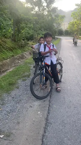 Mấy ông tướng này nghịch thật #buocchanvungcao #langthangvungcao