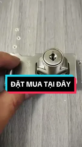 Trả lời @thuy_phuong39 Chốt cửa tích hợp ổ khoá tiện lợi, chất liệu hợp kim thép chống gỉ, bền bỉ #okhoacua #xuhuong #dodungtienich 