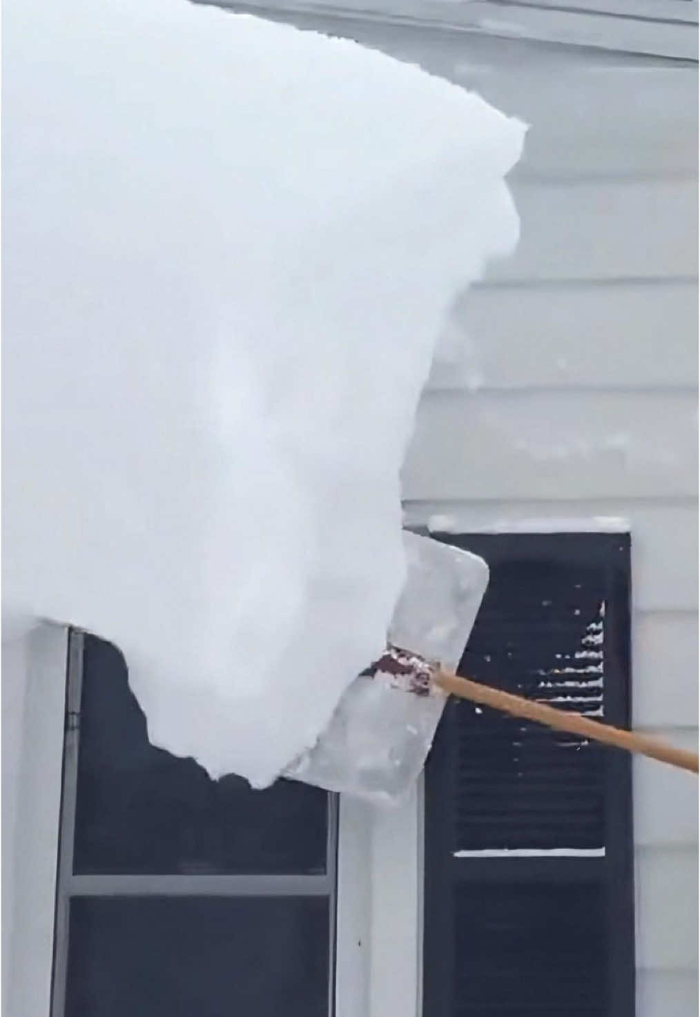 Wow…This video tells me how to easily remove snow !!#satisfying #snow #fyp #asmr #oddlysatisfying 