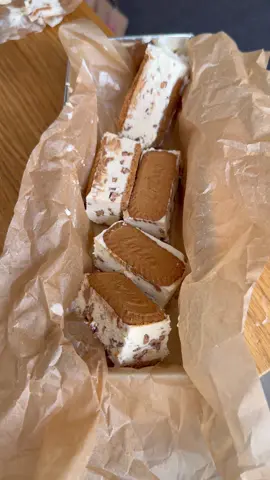 Biscoff-sandwich med daim 😍 busenkelt och gott! Glöm inte att spara receptet 🥳 Ingredienser: 32 st biscoffkex 1-2 dl Biscoff spread 5 dl Vispgrädde 1 burk sötad kondenserad mjölk (ca 400 g) 1 msk vaniljsocker 2 x dubbeldaim 