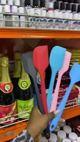28cm Silicon rubber spatula ksh 250/- Available in different colours to match your kitchen vibe!! #spatula #spatulasilicon #baking #bakingtiktok #kenyantiktok #fyp 