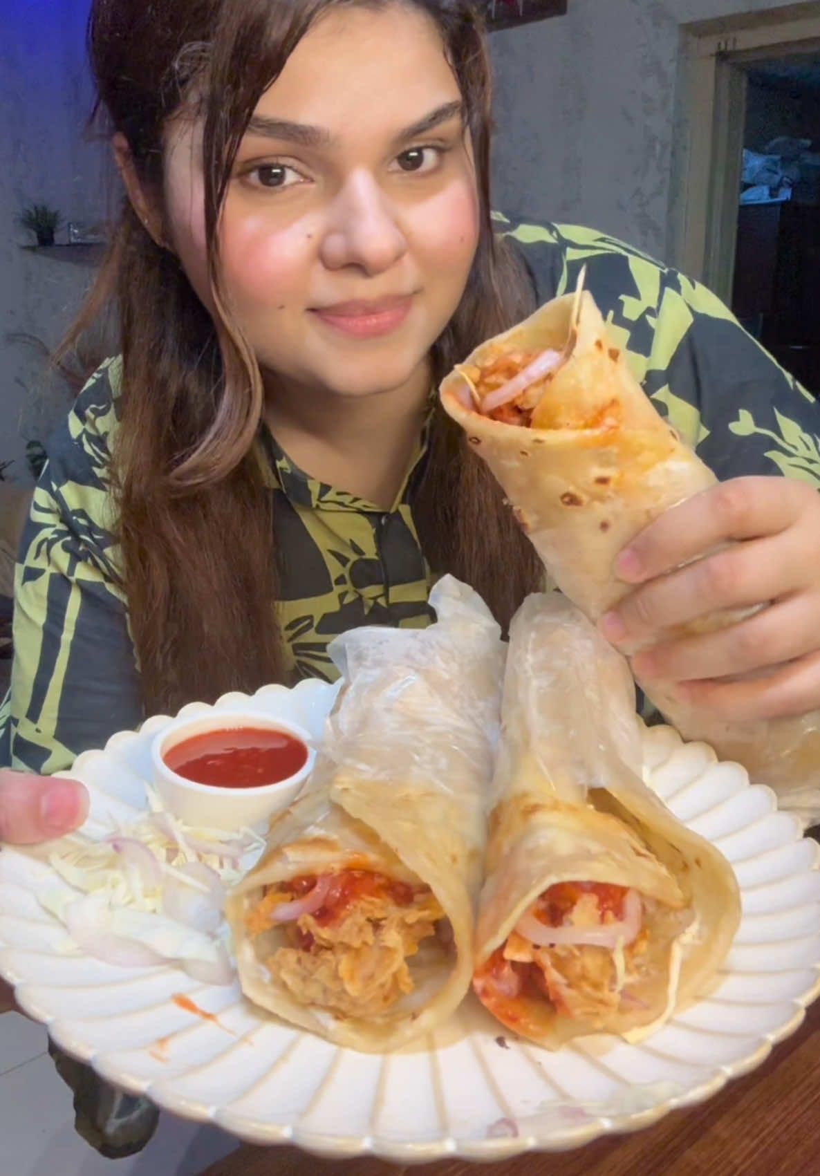Easy dhaba & KFC style zingeratha👩🏻‍🍳🌯 Chicken marination: • 400gms Chicken breast • Salt to taste  • 1/2 tsp White pepper • 1/2 tsp Cajun spice • 1/2 tsp Paprika • 2 tbsp Any Hot sauce • 1 tsp Ginger Garlic paste Coating: • 3 cups Flour • Cold water White sauce: • 1/4 cup Yogurt or cream • 1/4 cup Mayonnaise  • Salt to taste  • 1/2 tsp Black pepper  • 1 tsp Lemon juice  Veggies: • Onion & Cabbage  Paratha: • 2 cups Flour • Salt to taste  • 1/4 cup water or as required  • 1 tsp Ghee  • Make parathas using oil only don’t use dry flour  • press palm on chicken to make perfect zinger coating Serving: 4 paratha • • • #zingeratha #zinger #paratha #kfczingeratha #EasyRecipes #quickrecipes #recipevideos #recipecreator #viralvideos #trendingreels #trendingrecipes #trendingvideos #pakistanifoodbloggers #explorepage #uniquefood #homemade #that_fooodie_girl #FoodCreator #yummy #pakistanifood #reels #reelitfeelit #food #Foodie #homechef #cooking #cutting #TikTokKeKhanay #TikTokFood 
