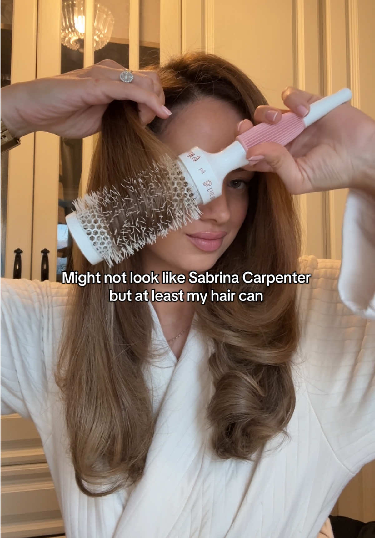 Because who doesn’t want to look like Sabrina Carpenter. The Belle Blowdry XL is the perfect brush to create effortless volume for Sabrina worthy hair every time 🫶🏻 #thebellebrush #thebelleblowdry #sabrinacarpenter #sabrinacarpenterhair #bouncyblowdry #blowdrytutorial 