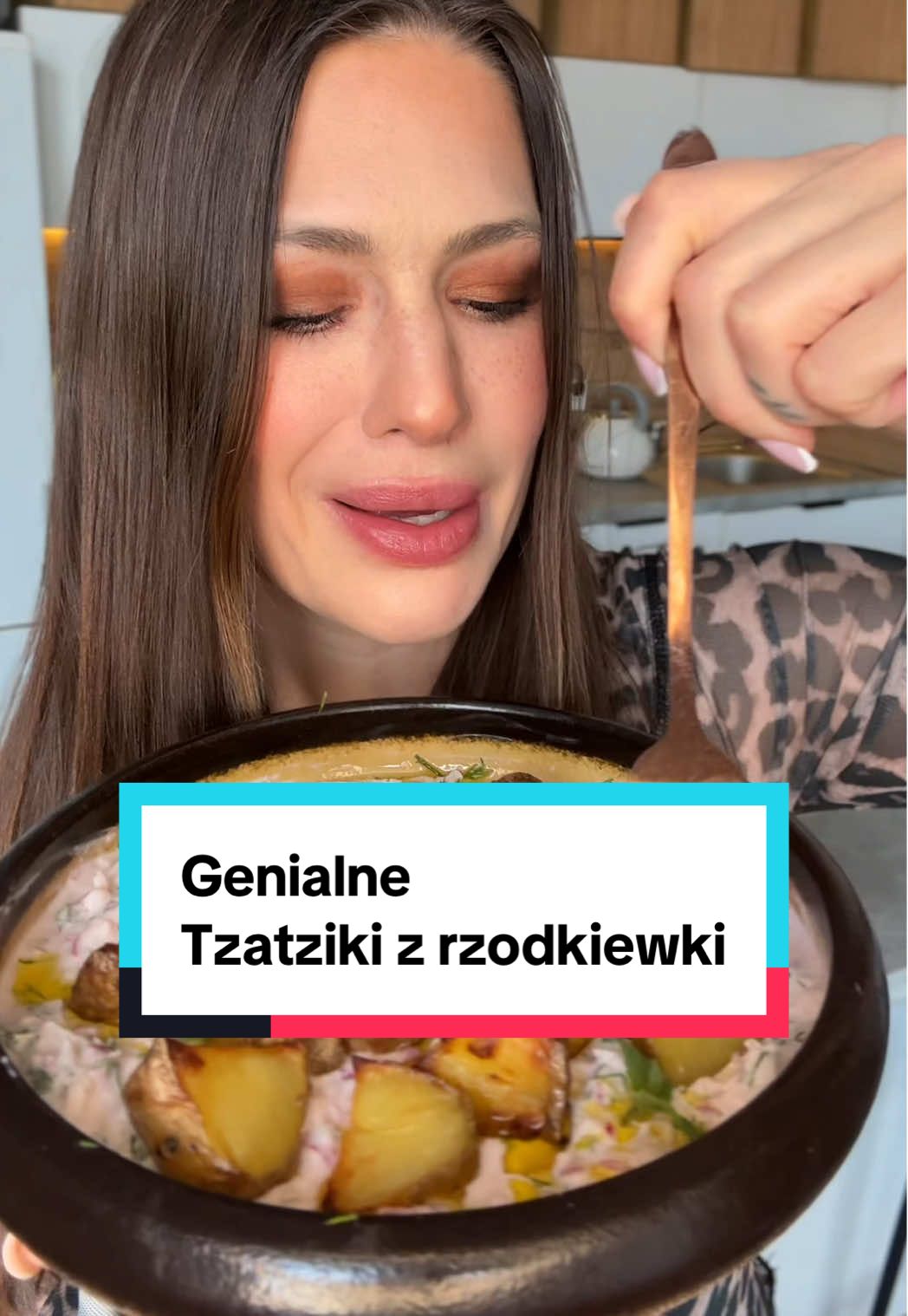 Tzatziki z rzodkiewki – wiosenna odsłona klasyki! 😍 Chrupiące, lekko pikantne rzodkiewki zamiast ogórka?  Tak! Ten roślinny dip: – orzeźwia, – pasuje do wszystkiego, – robi się go w niecałe 10 minut! Składniki: • 1 pęczek rzodkiewek • 200 g gęstego jogurtu roślinnego (możesz użyć klasycznego) • 1 ząbek czosnku • 1 łyżka soku z cytryny • 1 łyżka oliwy z oliwek • sól, pieprz • świeży koperek • świeża mięta  Prosto i pysznie! 💚 #przepis #fitprzepis #zdrowejedzenie #jedzenie #gotowanie #kuchnia #dipparty #domowyprzepis #tzatziki #sosy #domowegotowanie #warzywnadieta #weganizm #wegeprzepis #wiosnakuchnia #rzodkiewki #sezonowegotowanie  #roślinnejemy #zdrowojem 