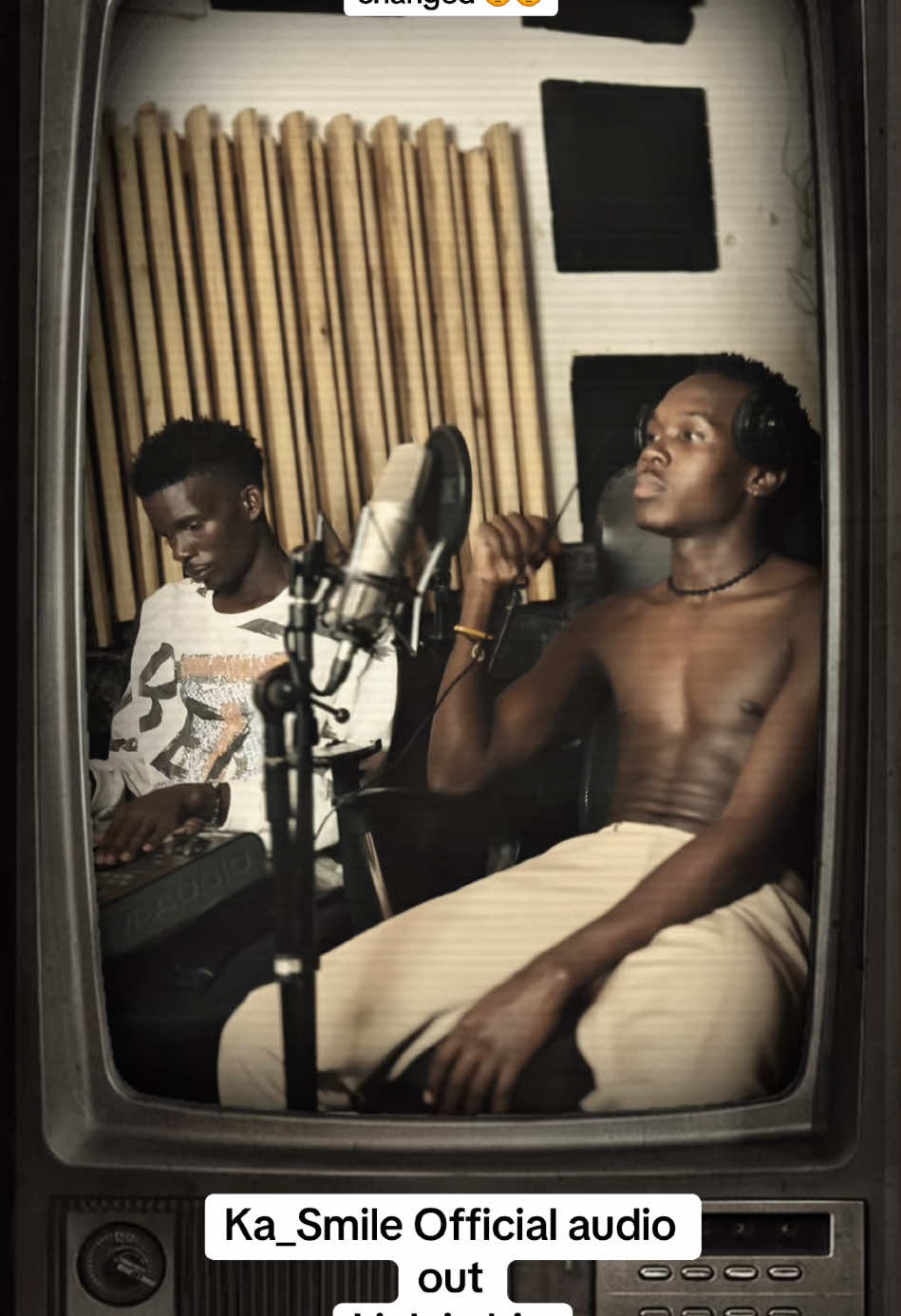 Imagine ur sound making a hit n still nothing changes 😭😭😭 Ka_Smile official audio is out link in bio 🙏🙏🙏🙏#kasmile #smilerexkartel #arike #arikelugandacover #iamrexkartel #trending #fyp #makemefamous #usa #ugandatiktok #uk #uae @Jo beats @🆁🅴🅳 🅲🅰🆁🅿🅴🆃 🅶🆄🆈🇺🇬 @Kunmie❤️‍🩹💔 