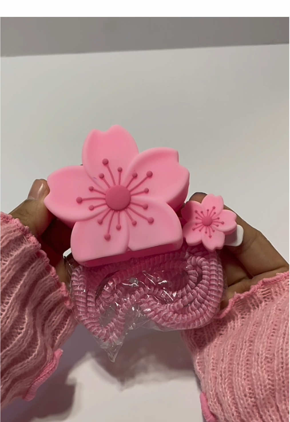 sooo prettyyy this flower charger case 🥹🌸✨ * #fyp #fypph #chargercase #chargerprotector #charger #casing #caseprotector #cutesy #aesthetic #cUteaesthetic #imjustagirl #girlythings #women #teens #girls #cutie #tiktokfindsph #budoloftheday #budolpaydaysale #paydaysale #sale #giftideas #anikanik #girlyaesthetic #forher #pink #colorpink #pinklover #pinkaesthetic #pinkflower #flower #flowercase #pinkcase 