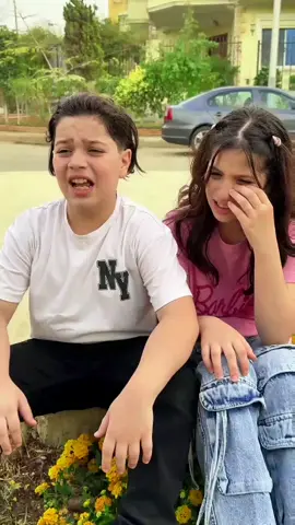 مفكرين انو الشجرة عم تبكي 😂