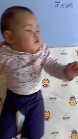 This Chinese father discovered a swift method to lull the baby to sleep. #funnyvideo #cute