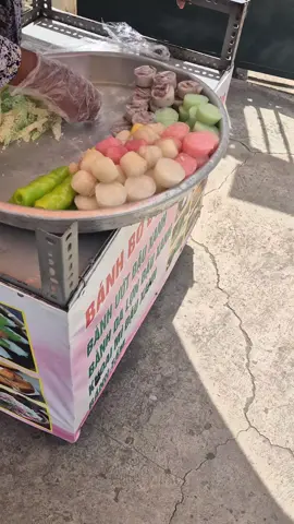 Nhà Công tử Bạc Liêu 20 cái bánh nhỏ xíu mà 100k, thực chất cô bỏ vô có 15 cái mà tính 20 cái.  Miễn đổi trả nha 